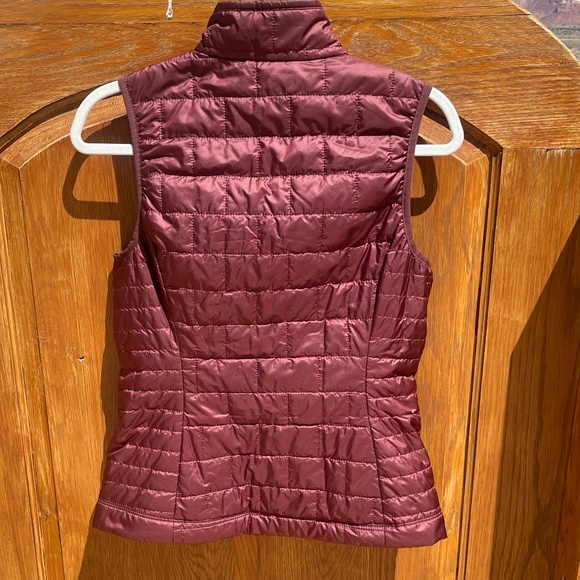 EUC Patagonia women’s Nano Puff Insulated Vest (Small/Burgundy Maroon) - Picture 5 of 11